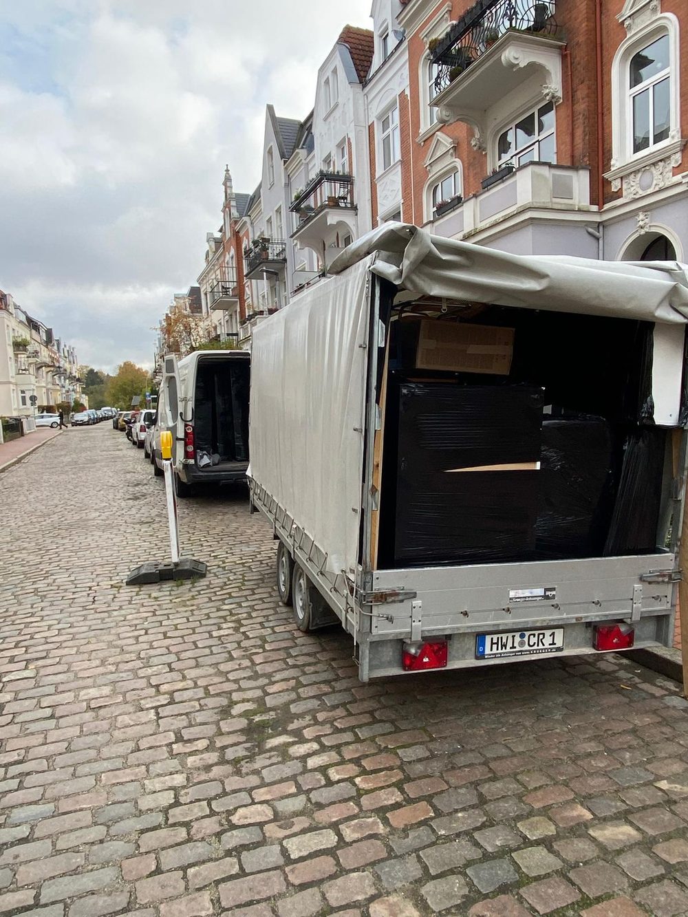 Beladung eines Transporters bei einem Büroumzug